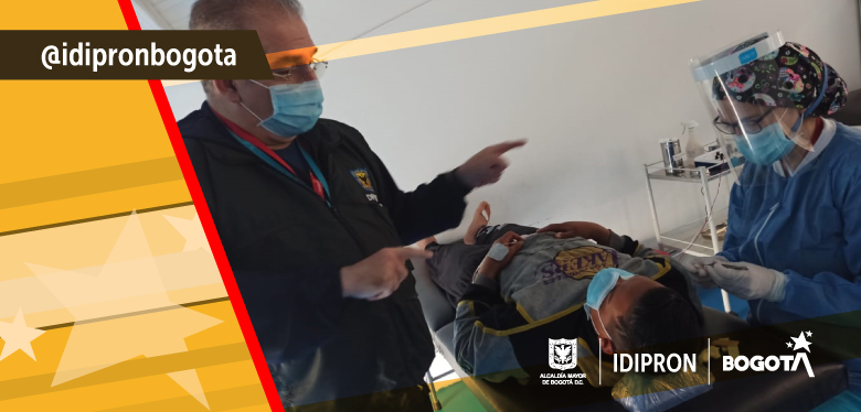 Médico brinda atención a beneficiario del IDIPRON
