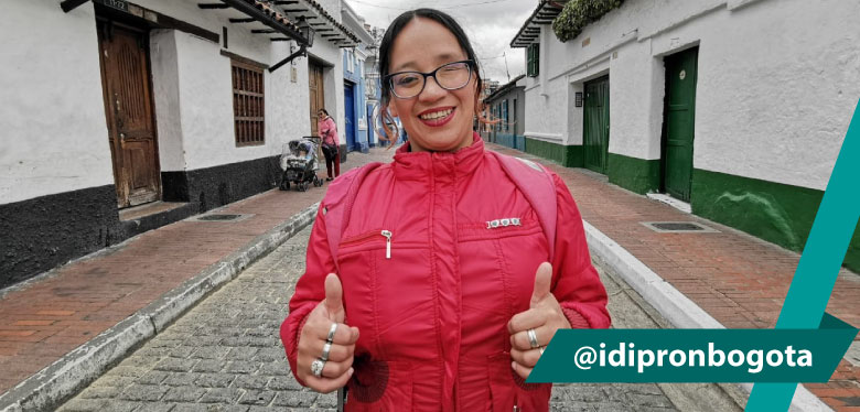 Beneficiaria IDIPRON sonriente con pulgares arriba