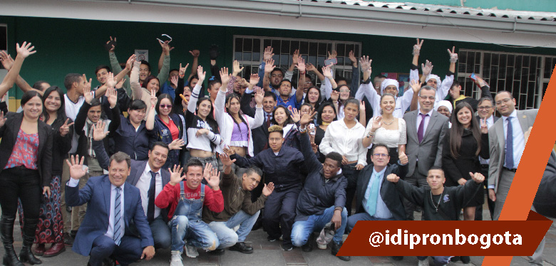 Embajador Emiratos Árabes y jóvenes del IDIPRON