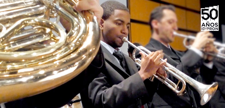Luis tocando trompeta en la orquesta idipron