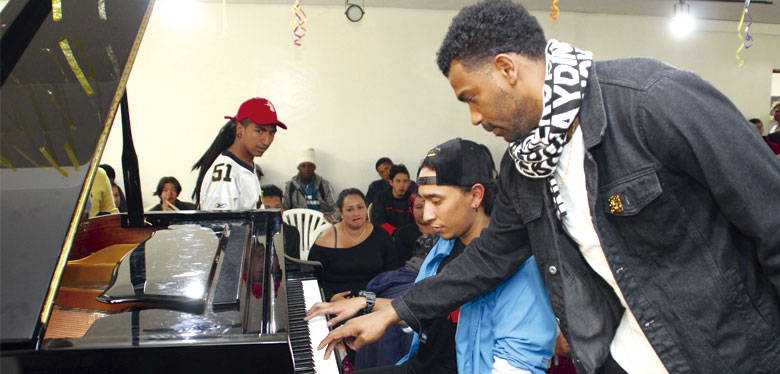 tostao y jóven en el piano