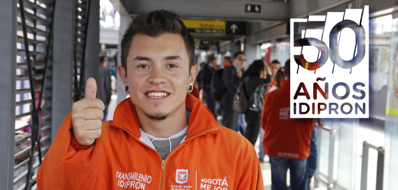Jóven del IDIPRON, levantando pulgar por convenio Transmilenio