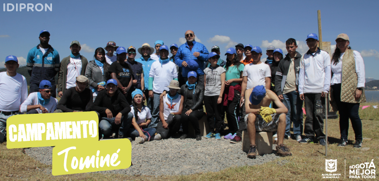 Jóvenes con director en campamento Tominé