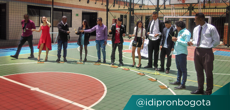 Jóvenes en cancha de microfutbol