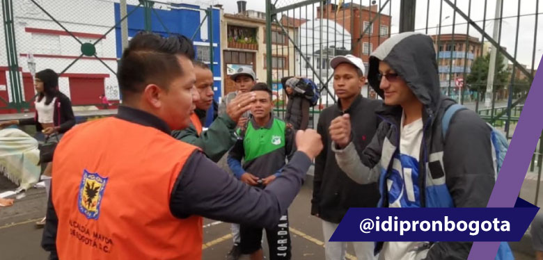 Saludo entre jóvenes en Operación Amistad IDIPRON