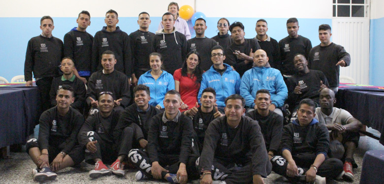Imagen de jóvenes graduados proceso pedagógico el semáforo