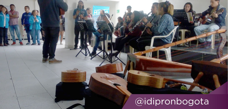 Jóvenes tocando instrumentos musicales