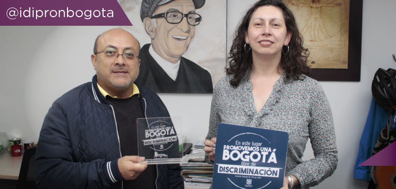 Director IDIPRON y subdirectora de planeación con premio LGBTI