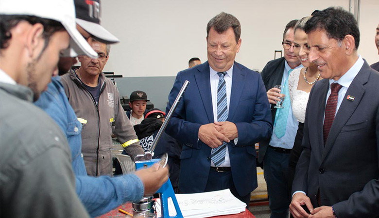 Embajador de Emiratos Árabes observando trabajo de jóvenes IDIPRON