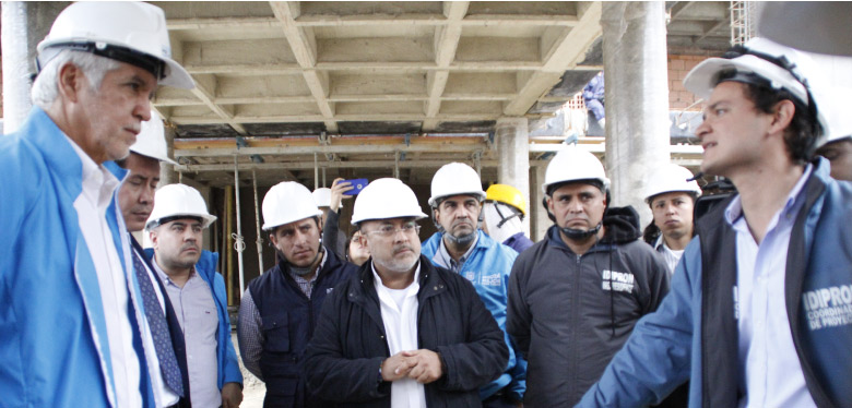 Alcalde y director en visita de Obra UPI Bosa