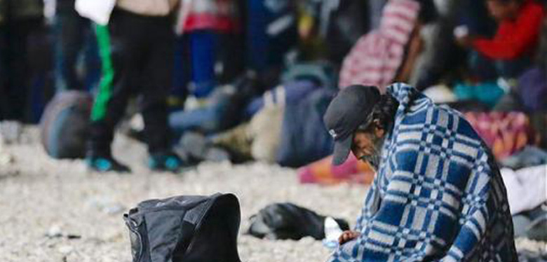 Hombre habitante de calle, cubierto con manta