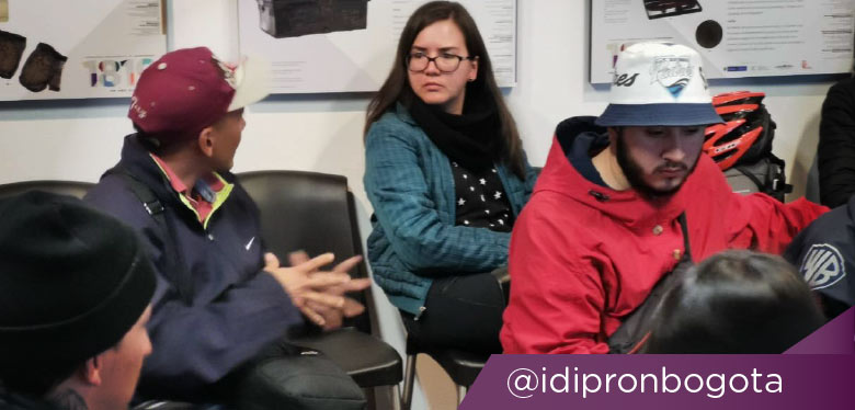 Imagen de jóvenes en construcción de memoria de Bogotá