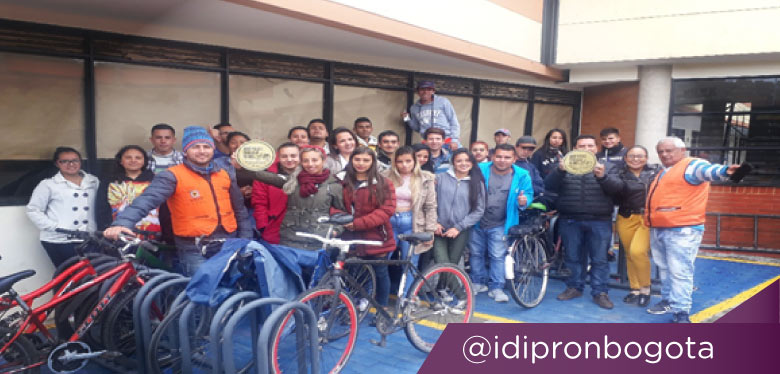 Jóvenes en cicloparqueadero
