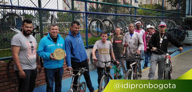 Jóvenes en reconocimiento ciclo parqueadero Perdomo sello oro