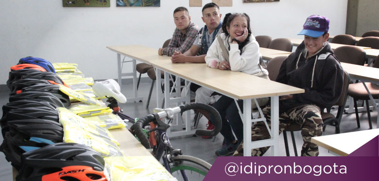 Jóvenes sonriendo en jornada movilidad sostenible agosto