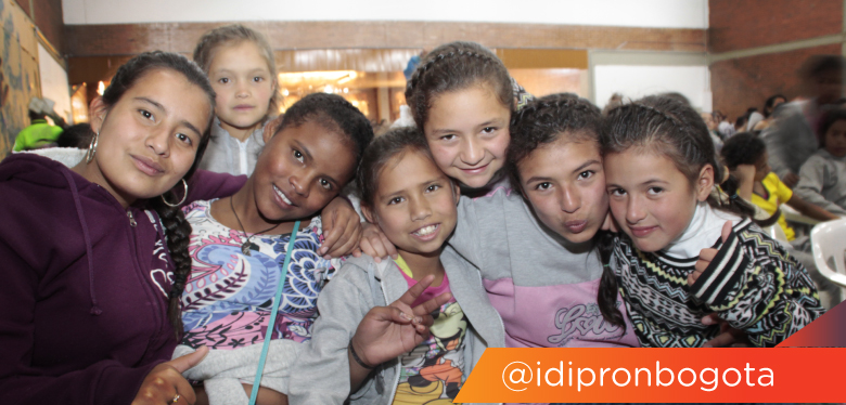 Niñas abrazadas sonriendo Día de Don Bosco