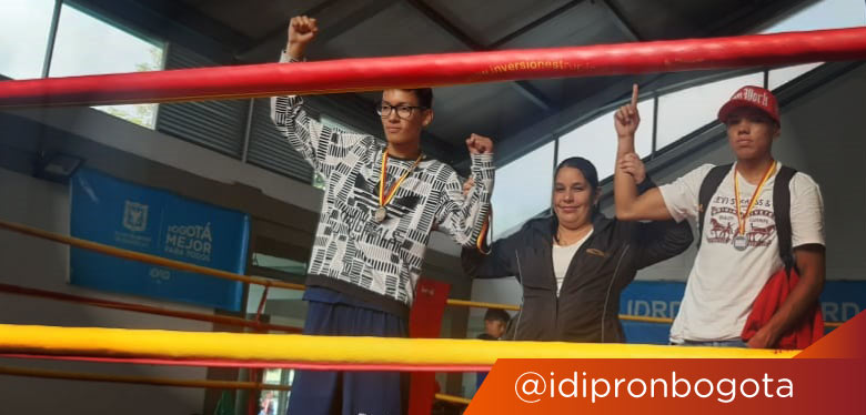 Tres jóvenes en cuadrilátero de boxeo