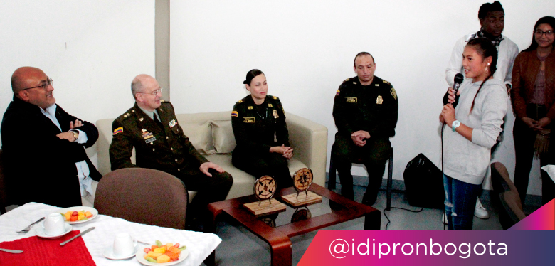 Viajes Latam jóvenes acompañados del director del IDIPRON y representantes de la Policía Nacional